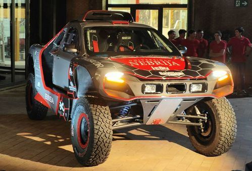 El coche que usarán Manolo y Mónica Plaza en el Dakar 2023 durante su presentación en la Universidad Nebrija