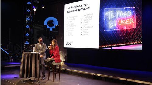 Álex Zamarro, vicepresidente de Noche Madrid y Lola Vilas, directora de Uber en España, durante un encuentro con la prensa en la discotecta Teatro Barceló