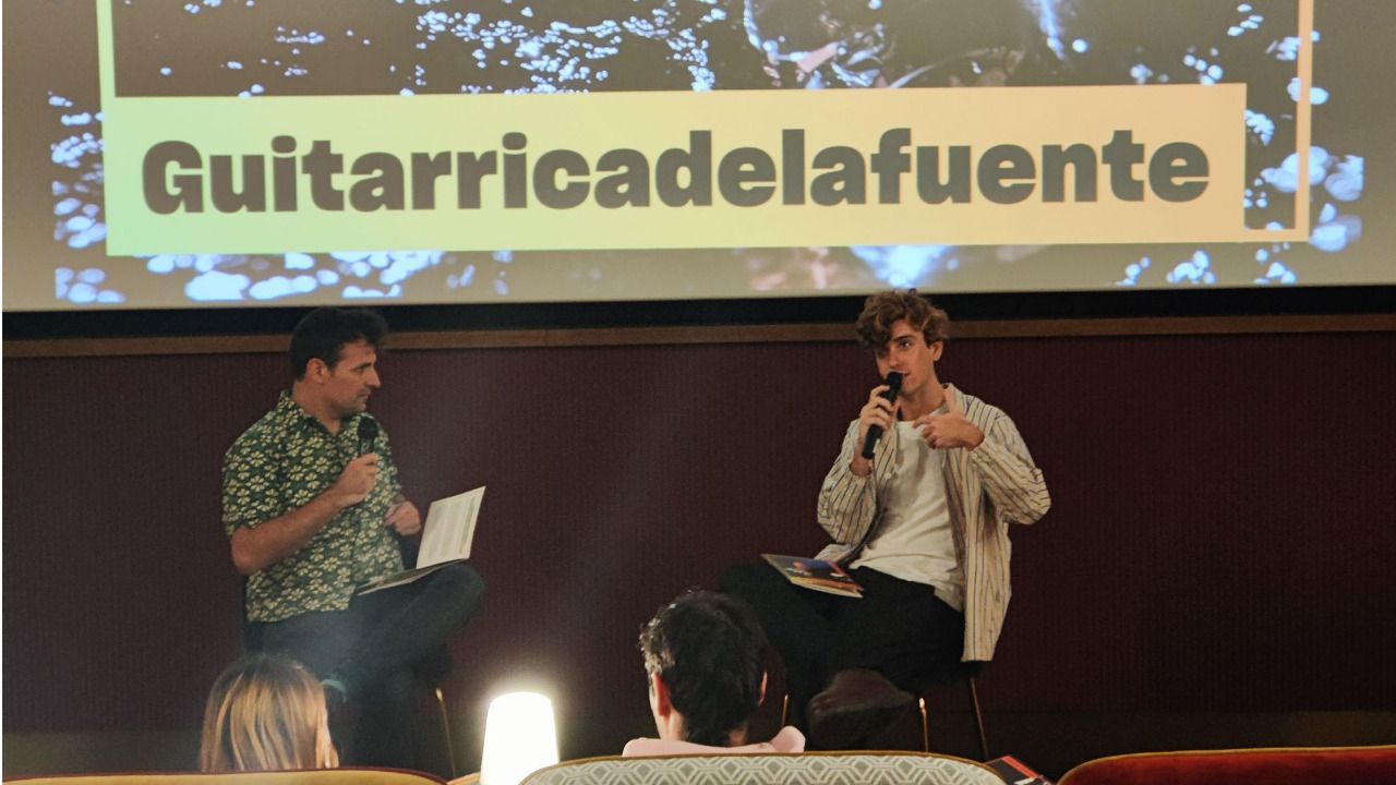 El periodista Ángel Carmona conversa con Guitarricadelafuente durante la presentación