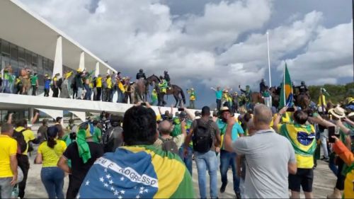 Asaltantes a las puertas del Congreso de Brasil