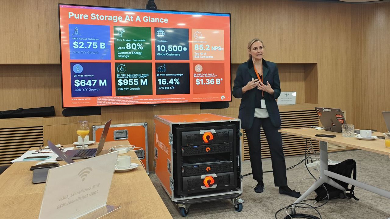 Adela de Toledo, country manager de Pure Storage, durante la demo con prensa