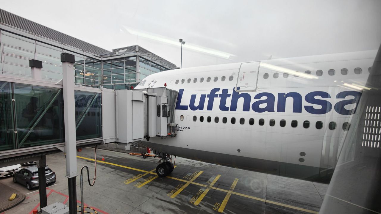 Un avión de Luftansha en el aeropuerto de Fráncfort