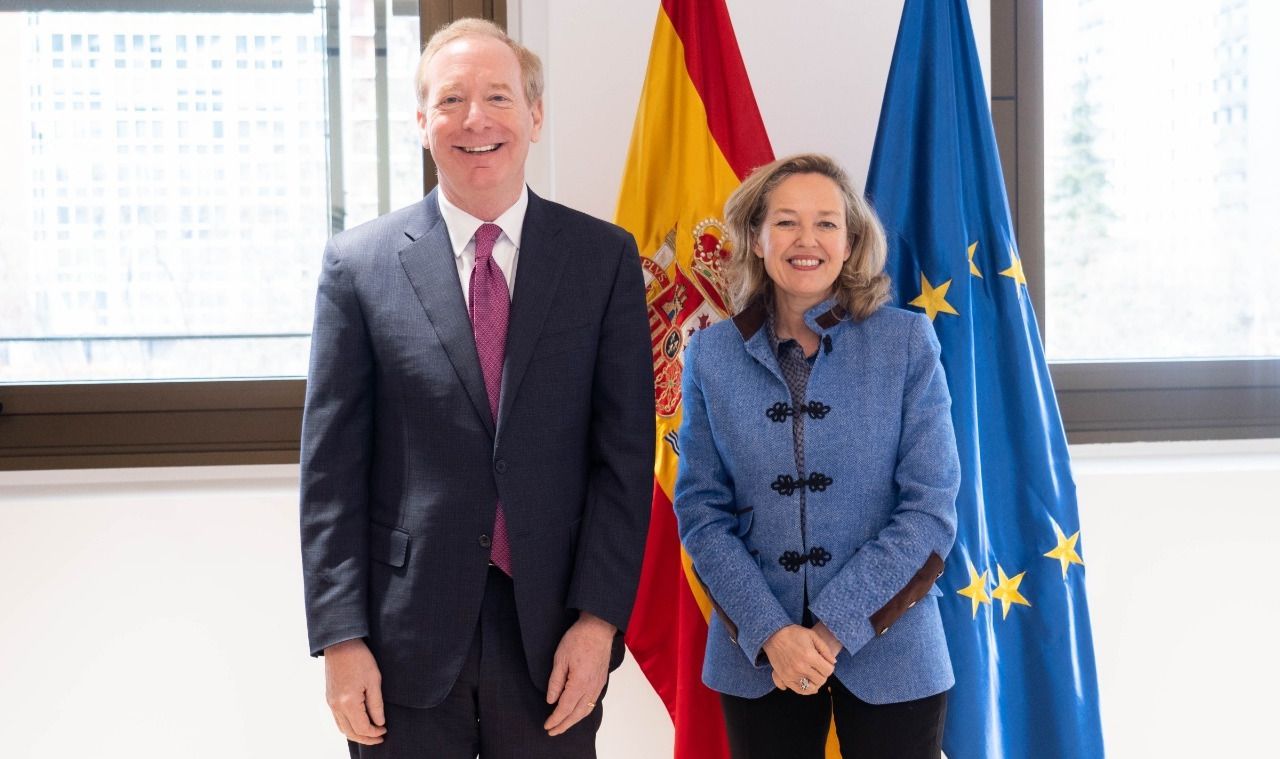 Brad Smith, presidente de Microsoft y Nadia Calviño, vicepresidenta primera y ministra de Asuntos Económicos y Transformación Digital