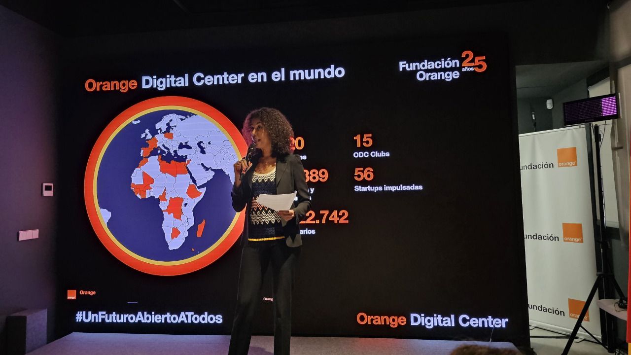 Elizabeth Tchoungui, directora ejecutiva de RSC, Diversidad y Solidaridad del Grupo Orange, durante la rueda de prensa