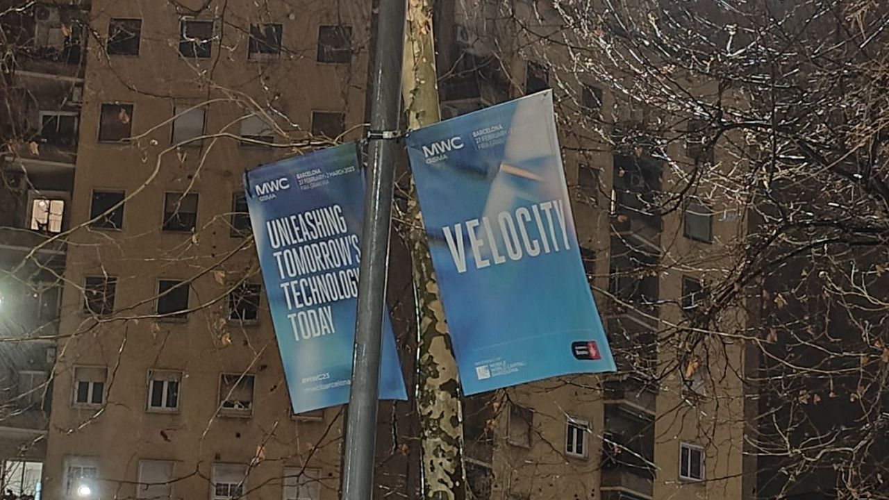 Cartelería del MWC Barcelona 2023 en las calles de la Ciudad Condal