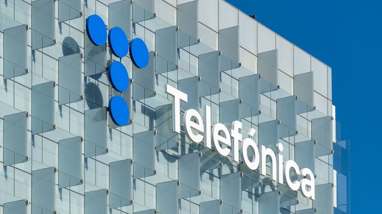 La CNMC multa a Telefónica con 6 millones por incumplir los compromisos fijados en su fusión con DTS