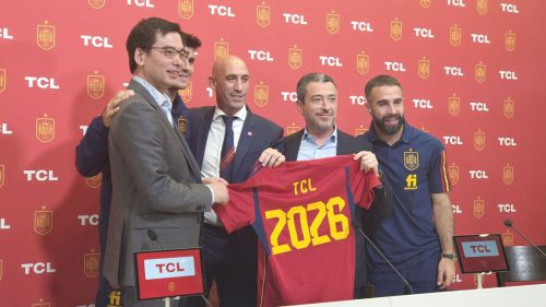 Autoridades de TCL y de la Selección Española junto a los futbolistas Álvaro Morata y Dani Carvajal