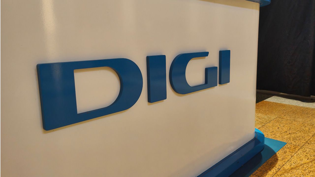 El logotipo de Digi luce en uno de los puestos promocionales de la compañía en un centro comercial de Madrid