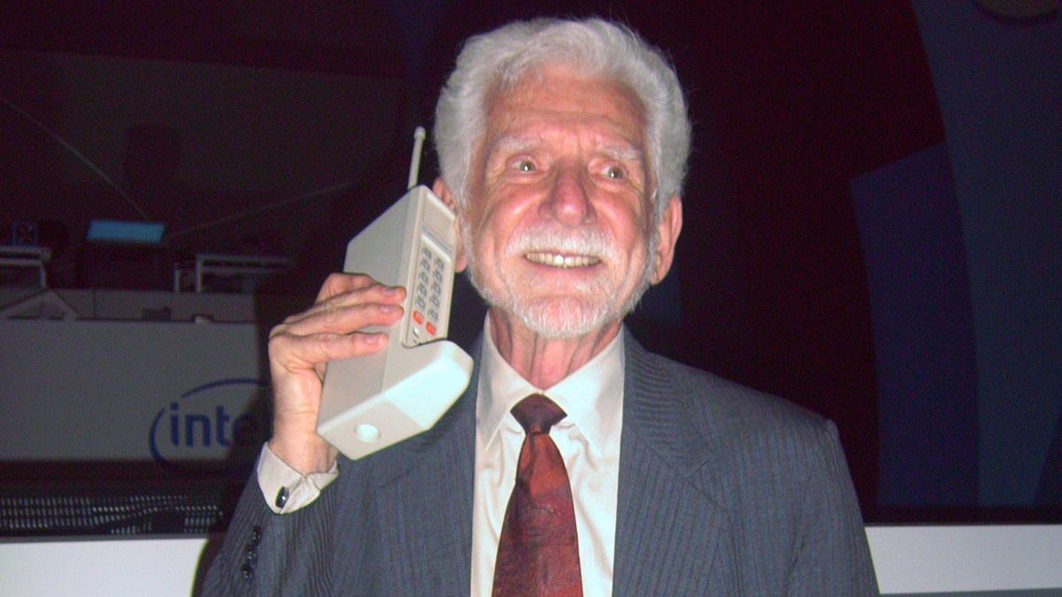 Entrevista con Martin Cooper, quien realizó la primera llamada a través de un móvil: 'La gente buscaba el contacto persona a persona'