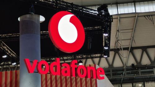 Logotipo de Vodafone sobre el stand de la compañía en el MWC Barcelona 2023