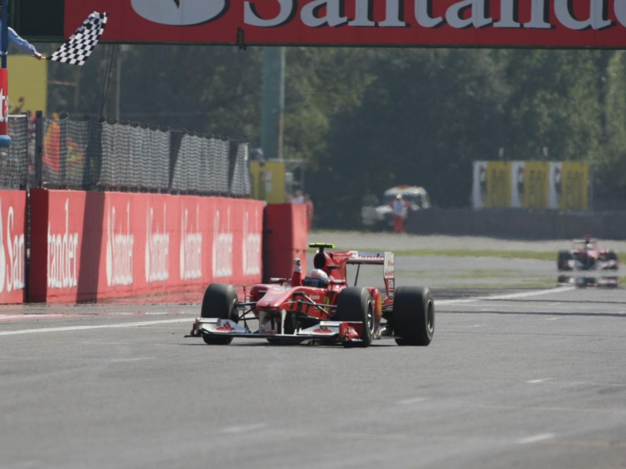 “Fernando Alonso en su victoria en el GP de Monza del 2010 conduciendo el Ferrari F10