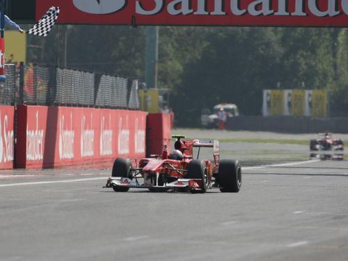 “Fernando Alonso en su victoria en el GP de Monza del 2010 conduciendo el Ferrari F10