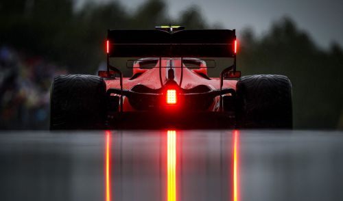 Ferrari SF1000 bajo la lluvia