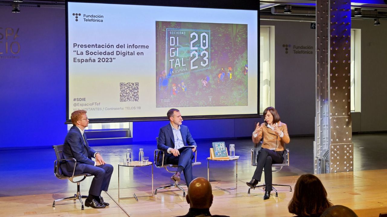 Sergio Oslé, CEO de Telefónica España y Diana Morant, ministra de Ciencia e Innovación, durante un coloquio con motivo de la presentación del informe