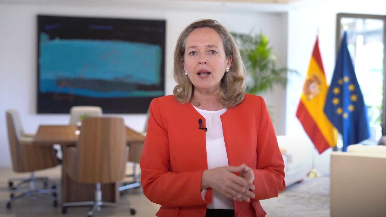 Nadia Calviño, vicepresidenta primera del Gobierno y ministra de Asuntos Económicos y Transformación Digital de España, durante su intervención en formato vídeo en el AI Summit 2023 de Ametic