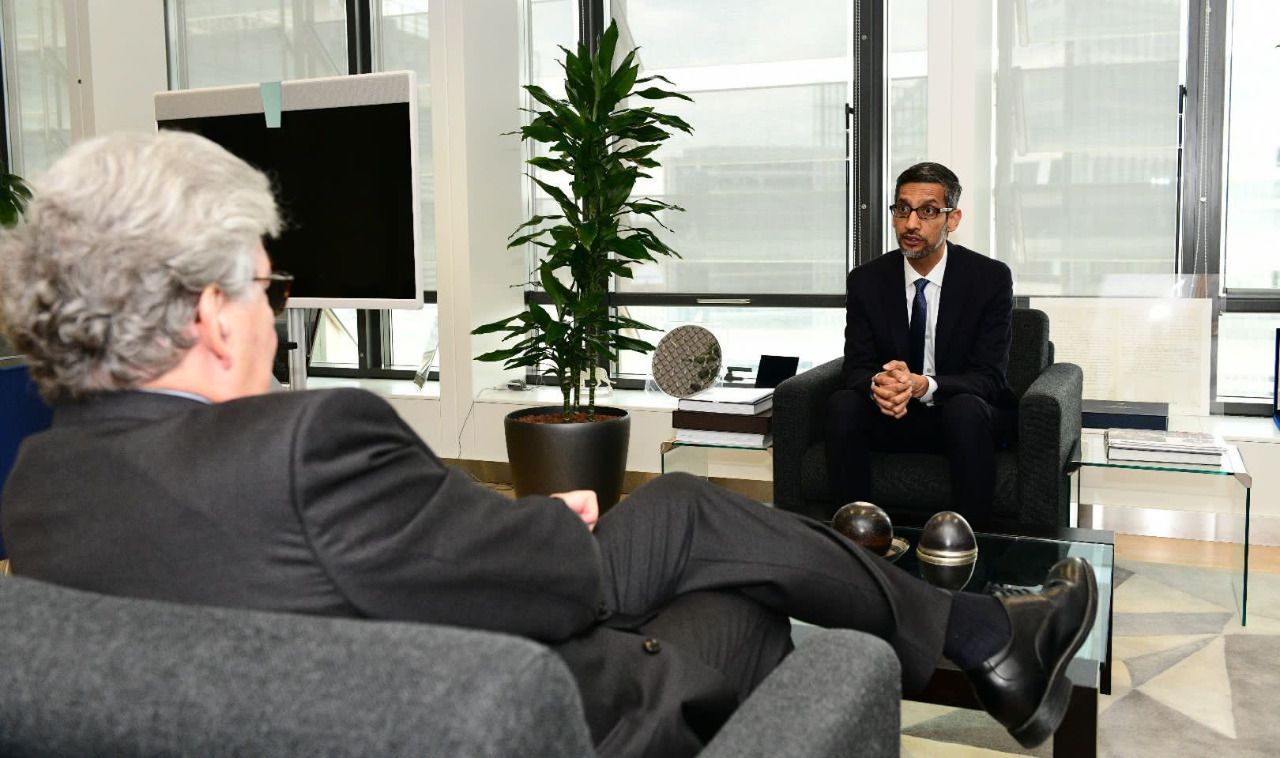 Thierry Breton, comisario europeo de Mercado Interior y Servicios y Sundar Pichai, CEO de Alphabet y Google, durante su reunión en Bruselas