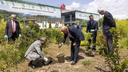 Los embajadores de Irak, Eslovenia y Bangladés planta árboles acompañados por  Jaime de Jaraíz, presidente y CEO de LG Electronics España en la sede de la compañía en Madrid 