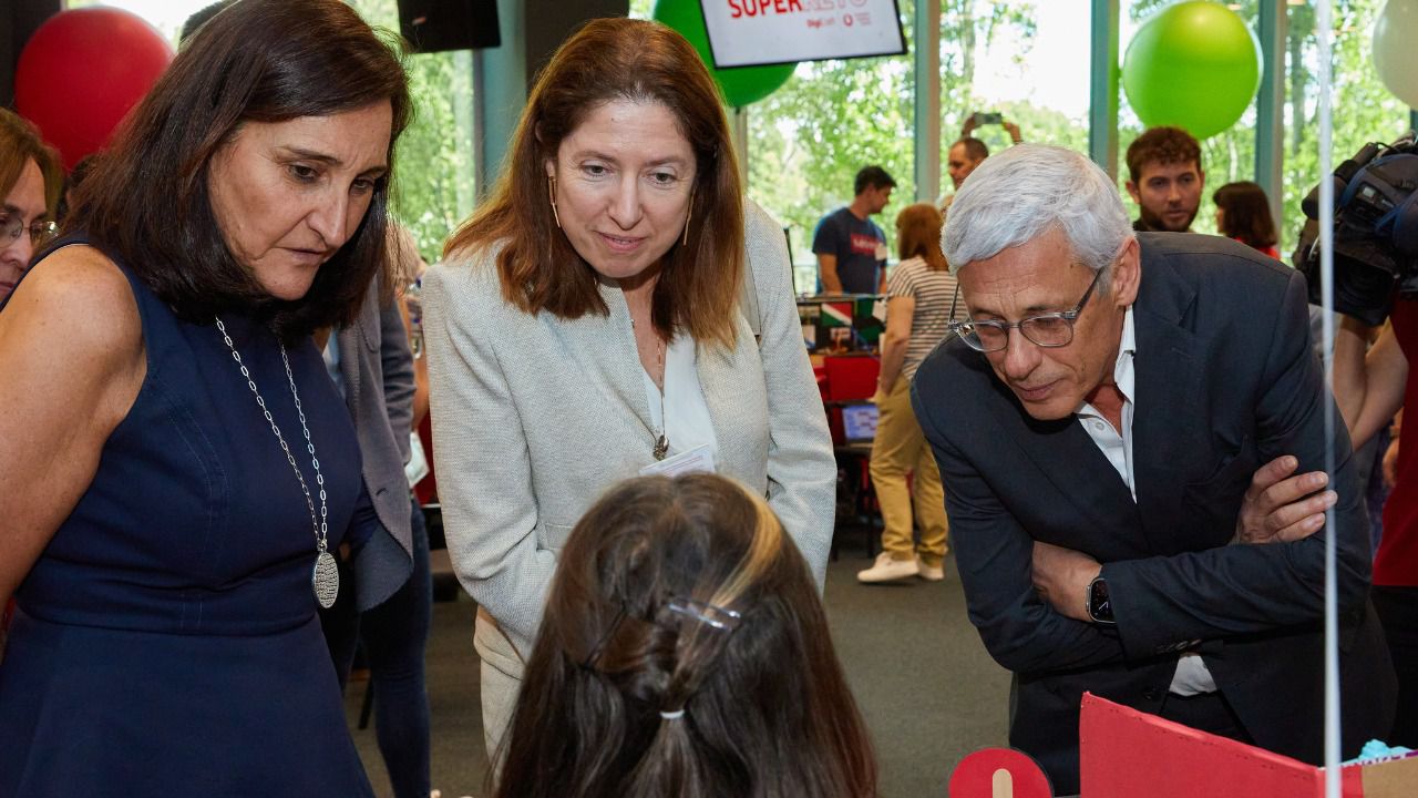 De izquierda a derecha: Remedios Orrantia, presidenta Fundación Vodafone, María del Angel Muñoz, DG de Planificación y Getión Educativa y Mario Vaz, CEO de Vodafone España
