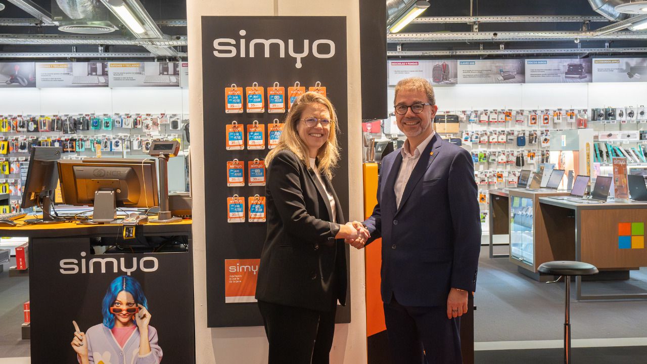 Annabel Chaussat, CEO de Fnac, y Ludovic Pech, CEO de Orange España, en la tienda de Fnac Parquesur