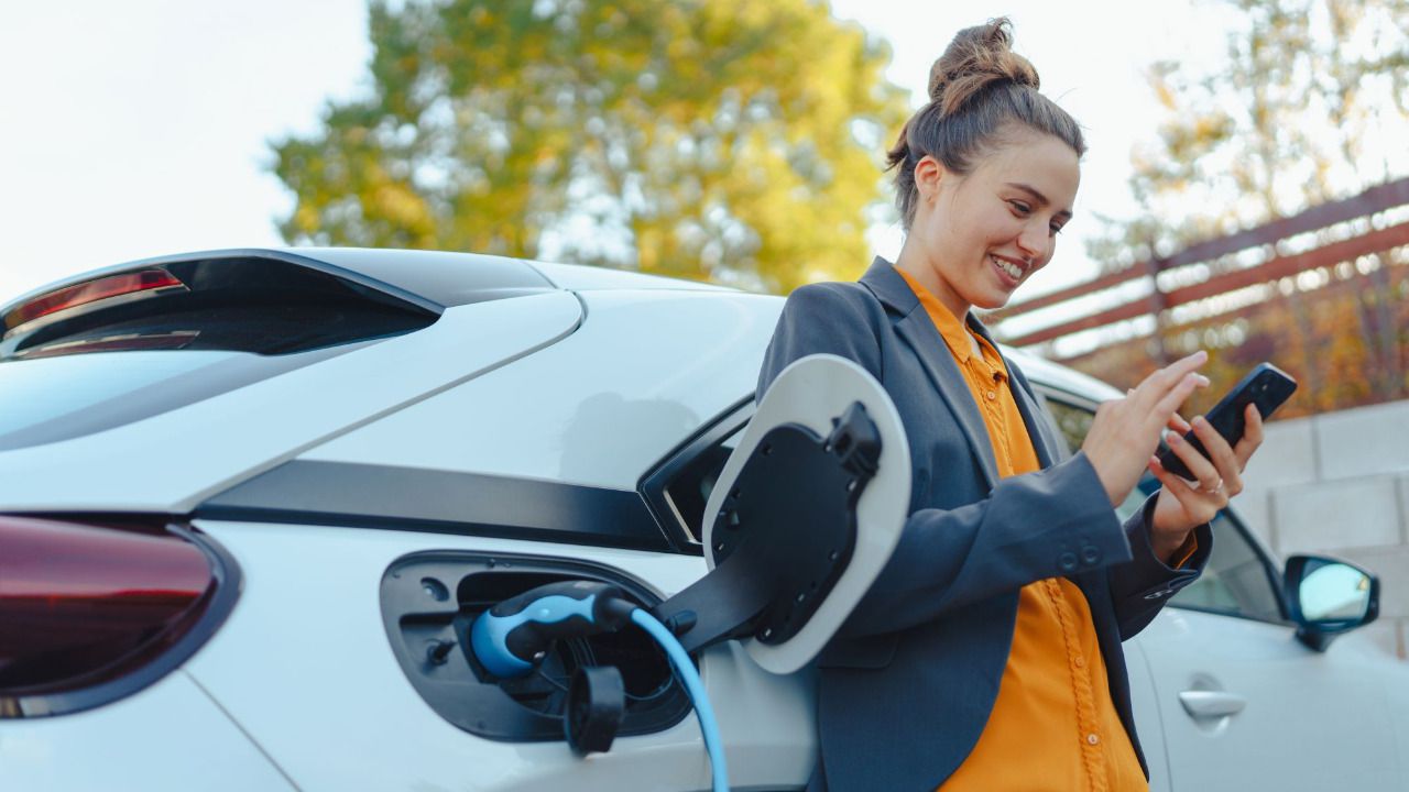 Cómo ahorrar hasta el 50% en cada carga de tu coche eléctrico, así es la solución de Chippio