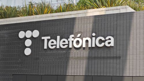 Telefónica cierra la venta de su filial de fibra en Perú con la entrada de KKR y Entel Perú