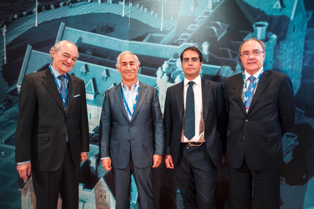 Antonio Coimbra junto al presidente de AMETIC y otros ponentes en la 29 semana delas Telecomunicaciones de la UIMP