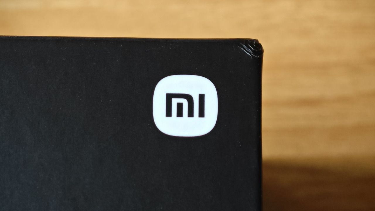 El logotipo de Xiaomi luce sobre la caja de uno de los móviles de la marca
