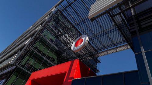 La facturación de Vodafone vuelve a caer un 2,3% y cierra más tiendas en España