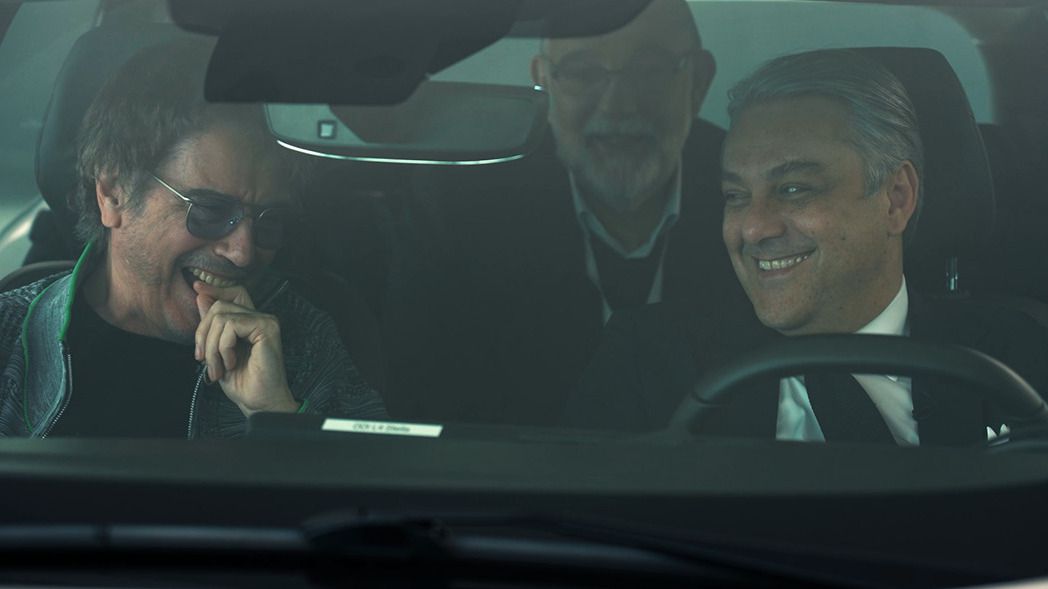 Jean-Michel Jarre y Luca de Meo, CEO de Renault, escuchando los sonidos en el Renault Scenic E-Tech 100% eléctrico