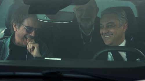 Jean-Michel Jarre y Luca de Meo, CEO de Renault, escuchando los sonidos en el Renault Scenic E-Tech 100% eléctrico