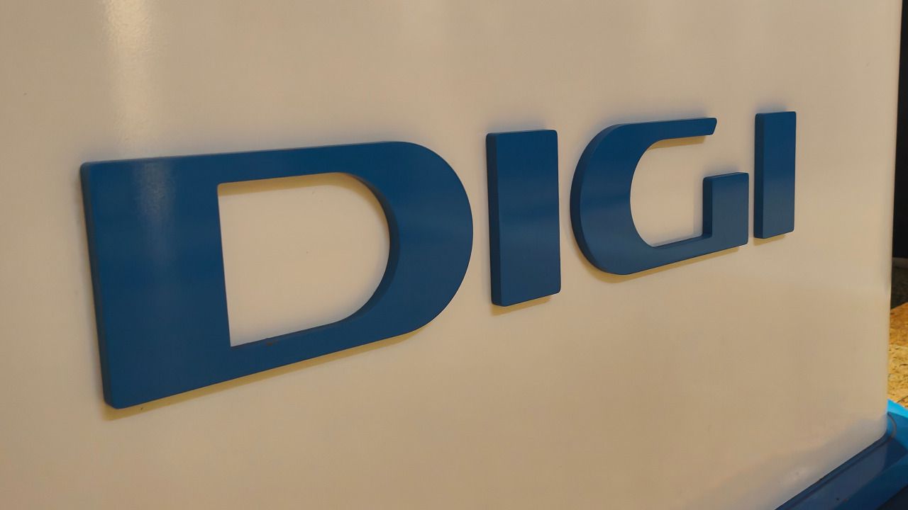 El logotipo de Digi luce en uno de los puestos promocionales de la compañía en un centro comercial de Madrid