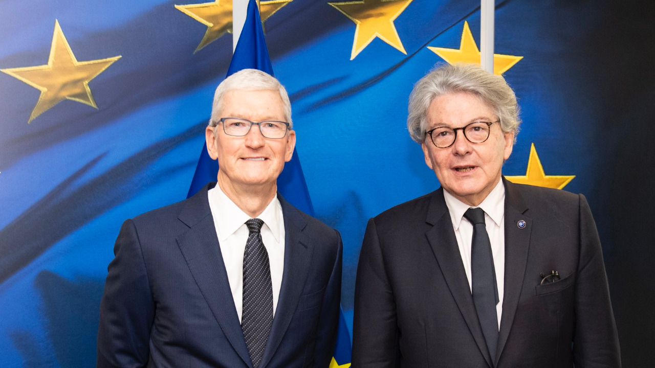 Tim Cook, CEO de Apple, junto a Thierry Breton, comisario europeo tras su reunión en Bruselas