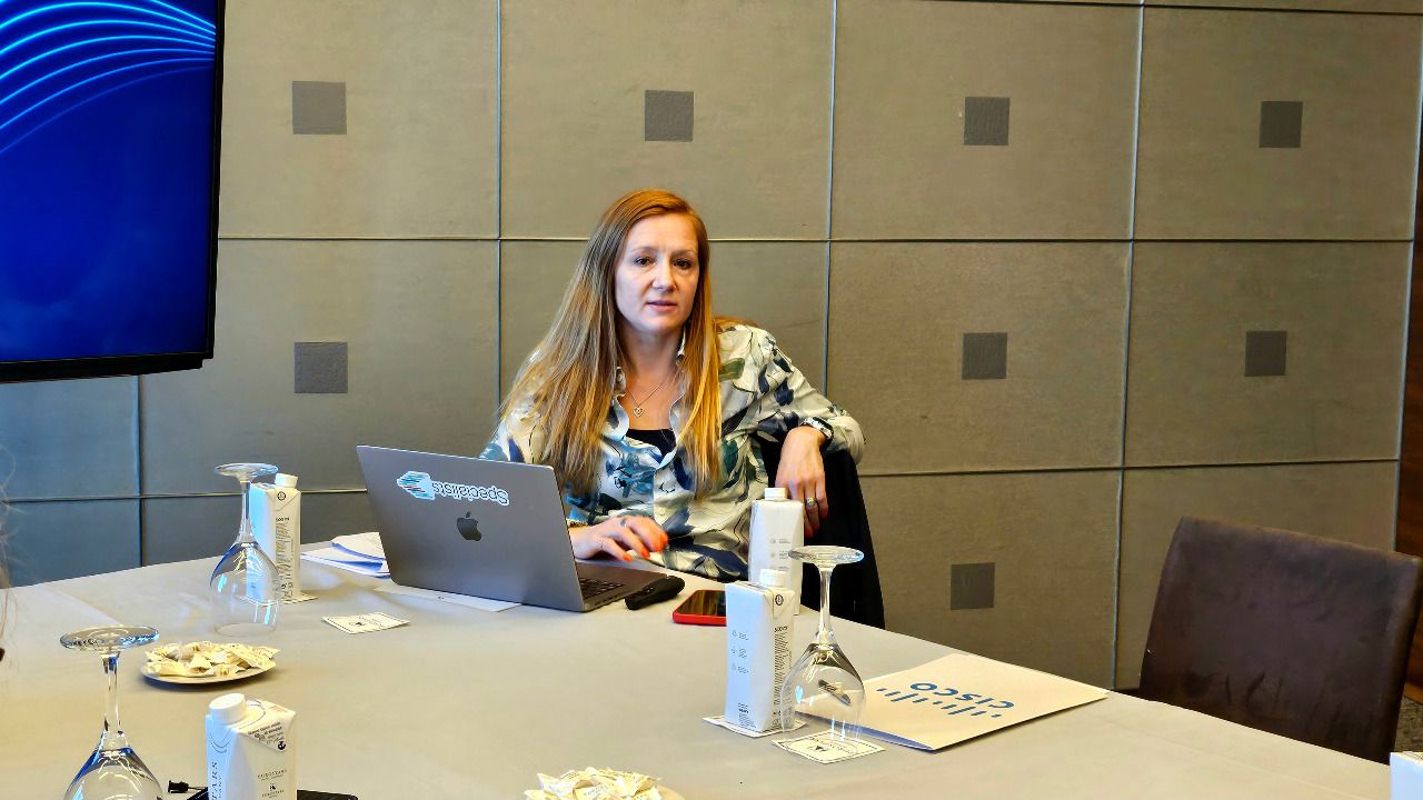 Emma Carpenter, vicepresidenta mundial de asesoría especializada en seguridad de Cisco, durante su intervención en la rueda de prensa en Madrid