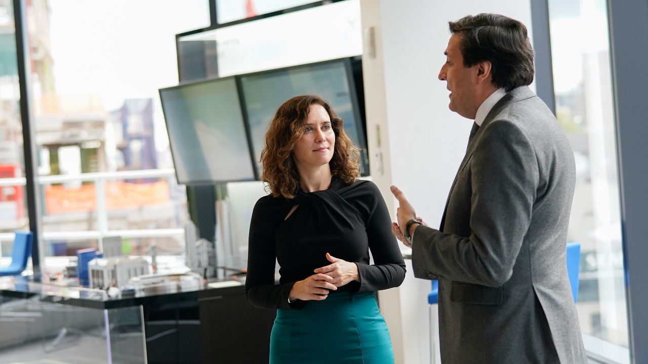 Isabel Díaz Ayuso, presidenta de la Comunidad de Madrid y Darío Gil, vicepresidente Senior de IBM y director de IBM Research