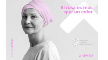 Voluntarios de la Asociación Española Contra el Cáncer cobran las donaciones desde sus móviles