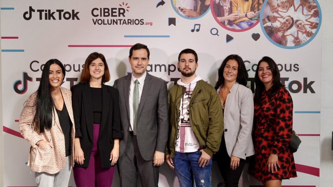 Laura Cuesta Cano, profesora de Cibercomunicación y Nuevos Medios de la Universidad Camilo José Cela y especialista en Educación Digital; Yasmina Laraudogoitia, responsable de Relaciones Institucionales de TikTok; D. David Cervera Olivares, Director General de Bilingüismo y Calidad de la Enseñanza de la Consejería de Educación, Ciencia y Universidades de la Comunidad de Madrid; David Gómez Muñoz, estudiante de 2º curso de Electromecánica de Vehículos del IES Lázaro Cárdenas; Carolina Sobrón San Martín, profesora de Formación y Orientación Laboral del IES Lázaro Cárdenas y Yolanda Rueda, Presidenta de la Fundación Cibervoluntarios