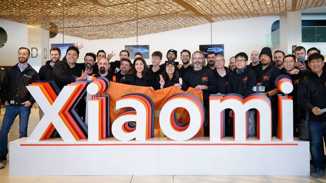 Un grupo de Xiaomi Fans españoles posa con el logotipo de la marca