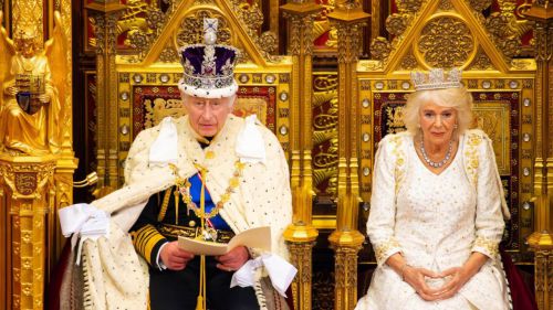 El Rey y la Reina de Reino Unido en el hemiciclo de la Cámara de los Lores durante el discurso 