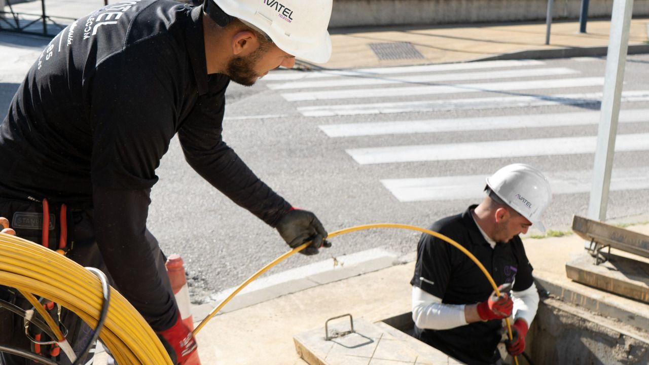 Operarios de Avatel instalando red de fibra óptica