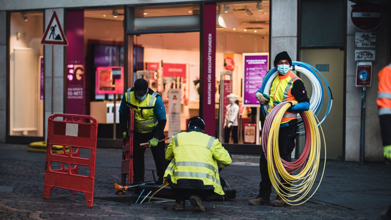 La CNMC advierte a los ayuntamientos que no impidan los despliegues de fibra en espacios públicos