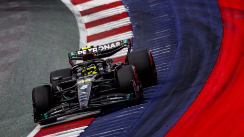 Lewis Hamilton superando los límites de pista 