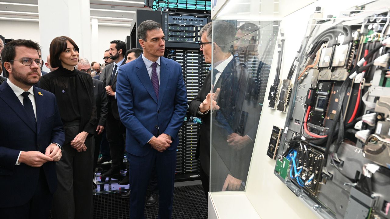 El presidente del Gobierno, Pedro Sánchez, y la ministra de Ciencia, Innovación y Universidades, Diana Morant, durante su visita al Centro Nacional de Supercomputación