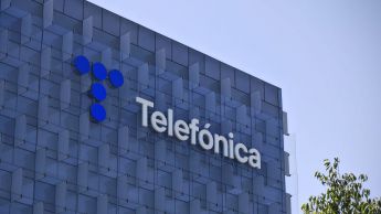 Telefónica y sindicatos firman el nuevo convenio colectivo y el despido de 3.421 empleados