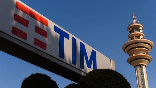 TIM cerrará este mes la venta de la mayor red de fibra de Italia