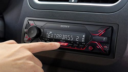 Seguridad y confort en radio del coche: sistemas de comunicación integrados, navegación en tiempo real y control multimedia a través del volante
