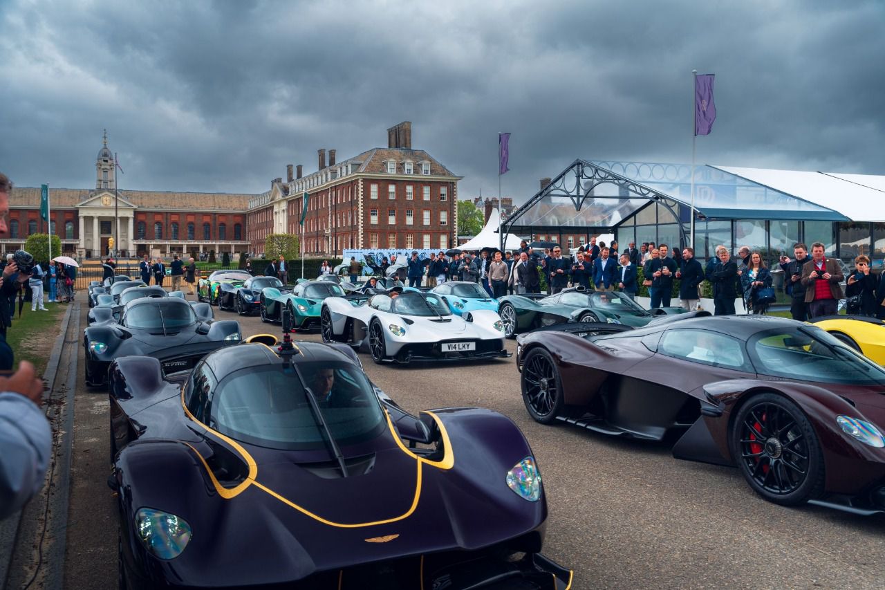 Reunión histórica de 13 Aston Martin Valkyrie en Salon Privé London