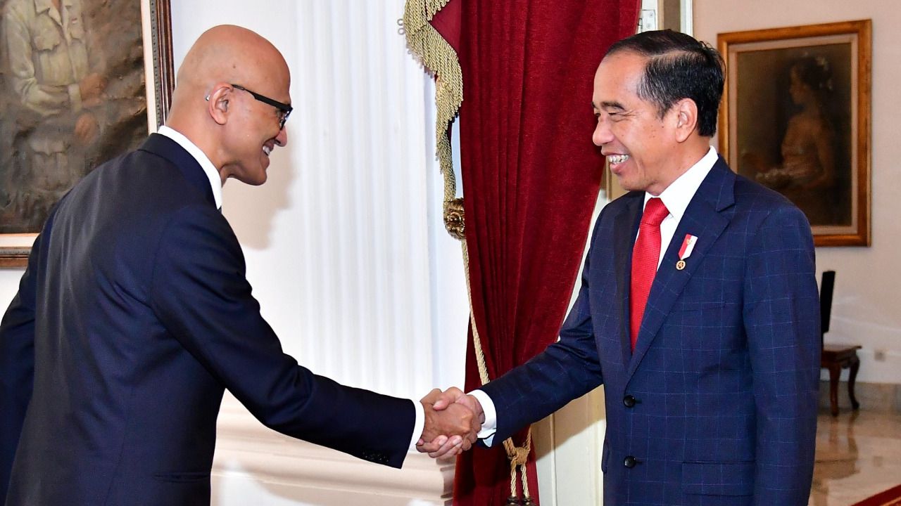 Satya Nadella, CEO de Microsoft, junto a Joko Widodo, presidente de Indonesia