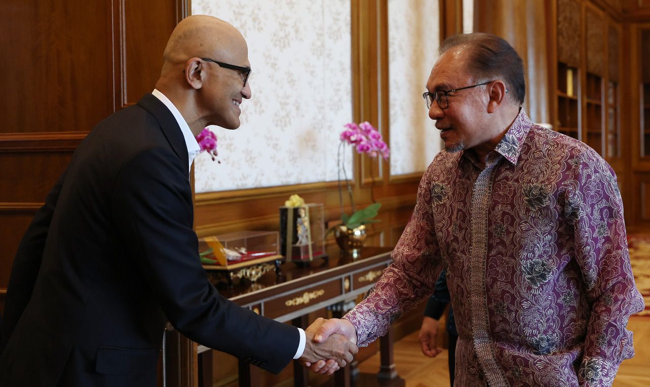 El presidente y consejero delegado de Microsoft, Satya Nadella (izquierda), se reúne con YAB Dato' Seri Anwar Ibrahim, primer ministro de Malasia, en Perdana Putra, Putrajaya, Malasia, el 2 de mayo de 2024