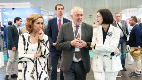 Alejandra de Iturriaga y Gandini, directora general de Telecomunicaciones de la CNMC, Antonio García-Vidal, presidente de AOTEC, y Cani Fernández, presidenta de la CNMC, paseando por los pasillos de la Feria Tecnológica de AOTEC 2024