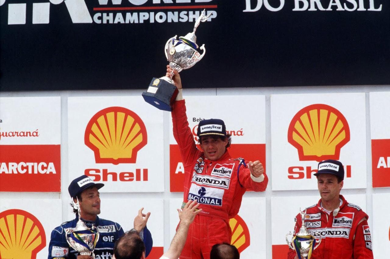 Ayrton Senna levantando el trofeo en su victoria de Brasil 1991